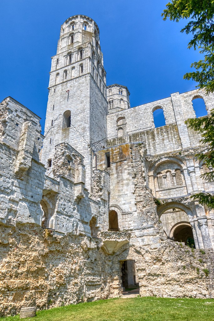 hdr abdij van Jumieges abbaye ruine religie religion rooms katholiek kerkfotografie kerk basiliek kathedraal Jumièges erfgoed christus maria